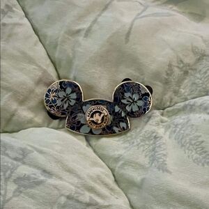 Disney Mickey Mouse hang loose pin